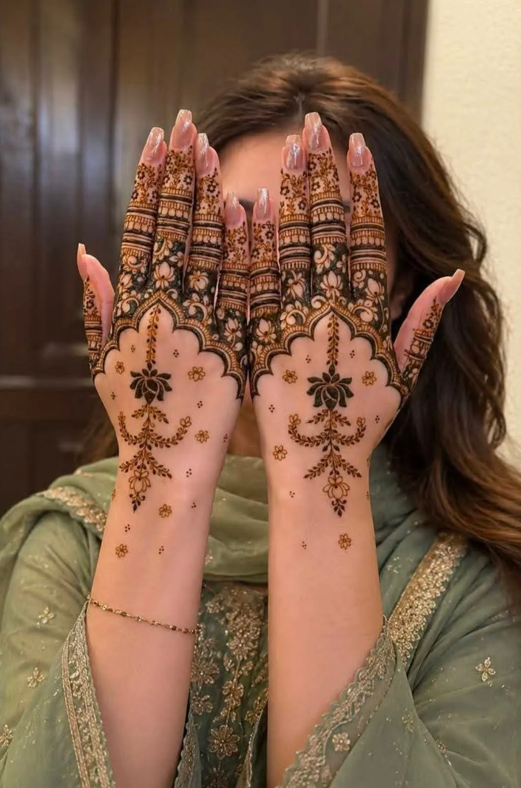 Intricate bridal hands mehandi design 18